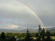 Regenbogen - Blick von Ebnet im Dreisamtal nach Osten über die Giersbergkapelle zum Hinterwaldkopf
