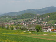 Blick nach Nordosten ber den Hauerhof rechts nach Merzhausen und hoch zum Lorettoberg am 3.5.2006