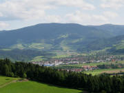 Tele-Blick vom Scherereck nach Süden über Kirchzarten zum  Hohfarn ob Oberried am 23.5.2006