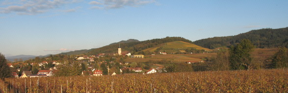 Tele-Blick von Heitersheim nach Südosten über Ballrechten zum Fohrenberg am 2.11.2006 um 16.30 Uhr