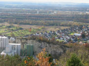 Blick vom Schafberg nach Westen über Kalkwerk, Istein, Autobahn, Rhein, Ile du Rhin und Staustufe Kembs ins Elsass am 20.11.2006