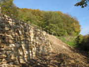 Blick nach Norden zur neu hergerichteten Trockenmauer am Kapellen-Rundweg