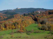 Tele-Blick vom Enzenbergweg nach Nordosten zu Hochblauen und Schloß Bürgeln (rechts) am 16.11.2006