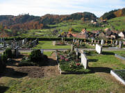 Blick über den Friedhof Vogelbach nach Westen zur Ruine Sausenburg sowie Wanderparkplatz Lindenbückle (rechts) 
