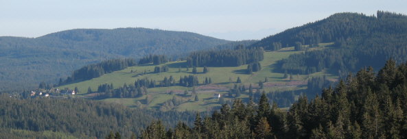 Tele-Blick vom Rinken nach Osten auf Brental am 9.10.2006 - vorne Strae zum Feldberg, rechts oben Zweiseenblick