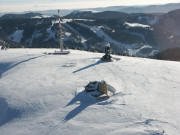 Blick nach Südosten über die Wetterwarte auf dem Feldberg-Gipfel (1493 m) zu Ahornbühl-Lift und Herzogenhorn
