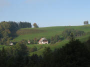 Tele-Blick vom Haldenweg nach Südwesten übers Tal zum Klausenhof am 13.10.2006