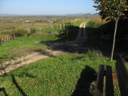 Blick ber die Htte am Rosenberg (rechts) nach Norden ber Britzingen bis hin zum Kastelberg am 26.10.2006