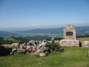 Blick nach Westen ber das Kriegsdenkmal 1918-1945 der FT von 1844 Freiburg auf dem Hinterwaldkopf am 5.9.2006