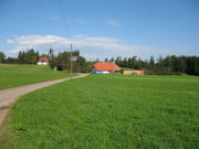 Blick nach Norden zum Kreuzmooshof sowie Wanderheim (links) am 12.9.2006