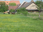 Blick nach Osten  zu Landwirtschaft und Neuem und Altem Schloss (rotes Dach) am 28.4.2007