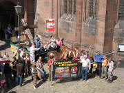 Freitag 20.4.2007 um 12.30 Uhr auf dem Münsterplatz in Freiburg: Pferdegespann mit Kreuz startet zum Mahnweg