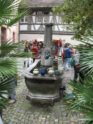 Schalen rund um den Brunnen vor dem C-Punkt Herrenstrasse am 1.9.2007