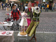 Ulrike Ay mit textiler Kunst beim Schwabentor am 1.9.23007
