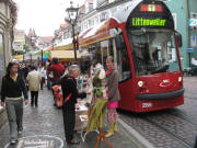 Blick nach Norden beim Schwabentor zum Münster am 1.9.2007: Die Strassenbahn umfährt die Kunst vorsichtig