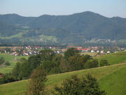 Tele-Blick nach Südwesten über Stegen-Oberbirken nach Neuhäuser (Mitte) und Kappel (rechts) und hoch zum Kybfelsen am 26.8.2007