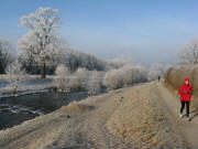 Blick nach Westen an der Dreisam stlich vom Ebneter Schlosteg am 25.12.2007 morgens frh