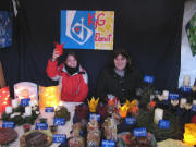Nora Schmidt und Nathalie Kutruff (rechts) am Stand der KjG Ebnet am 2.12.2007 in der Reithalle