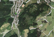 Blick auf den Kamelberg zwischen Kappel im Westen (grüner Pfeil bei Gasthaus zum Kreuz), Erzwäscherei im Norden, Fischbach im Osten und Pfeiferberg im Süden