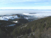 Blick nach Westen über die Windräder an Holzschlägermatte, Eduardshöhe (links), Horben zu Schönberg (schaut aus Nebel) zu Rheintal und Vogesen am 28.12.2007