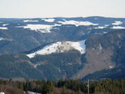 Tele-Blick nach Nordosten über Zastlertal, Häusleberg, Höllental auf Breitnau und Weißtannenhöfe am 28.12.2007