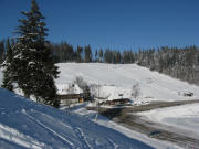 Blick nach Nordwesten ber die Stollenbacher Htte mit Parkplatz (rechts) zum Ruheberg am 18.12.2007