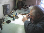 Walter Haas am 21.12.2007 beim Reparieren einer alten Junghans-Uhr