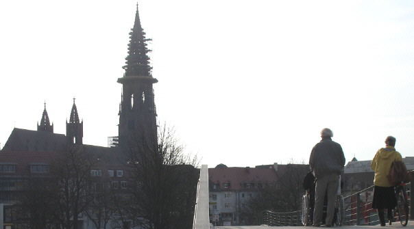 Blick vom Stadtgarten über die Fußgängerbrücke nach Süden zum Münster am 23.2.2007 um 15.30 Uhr