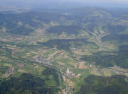 Blick von Falkensteig nach Nordwesten über Wiesneck (rechts), Tarodunum (Mitte), Ibental nach Stegen (links) und Eschbach (Mitte oben)