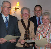 Für 40 Jahre Mitgliedschaft im Schwarzwaldverein ehrte Mayer die anwesenden Franz Seite, Paula Schräbler und Gisela Tritschler (v.l.) am 21.1.2007