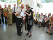 Frau Liebner übergibt Kinderbriefe zum Bleiberecht von Familie Denaj an Pfarrer Atsma