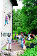 Dank einer Spendenaktion konnte sich das Kinderhaus St. Raphael in Littenweiler den großen Traum von einer Kletterwand erfüllen.