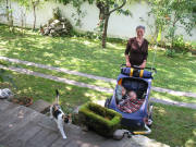 Mietzi und Oma am 15.9.2007 im Garten
