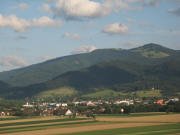 Tele-Blick vom Attental am 21.6..2007 nach Südosten über den Breitehof nach Kirchzarten und hoch zum Hinterwaldkopf