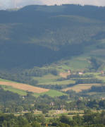 Tele-Blick vom Attental nach Südosten übers Dreisamtal und Vörlinsbach hoch zum Feldberg am 21.6.2007