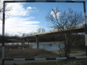 Blick nach Nordwesten durch den Eisenrahmen zur Brücke am 4.3.2007
