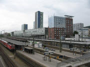 Blick nach Nordosten über den Freiburger Hauptbahnhof am 4.6.2006 - die Höllentabahn wartet auf Gleis 6