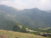 Blick ber den Parkplatz oberhalb Rocca Navene nach Nordosten zu Monta Altissimo (links), Rif Graziani und Corna Piana (rechts) am 22.6.2007