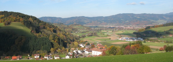 Blick vom Fuß des Winterbergs nach Norden über Oberried- Gewerbegebiet (rechts) und Kirchzarten zum Kandel am 31.10.2007