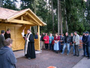 Pater Martin weiht das Bushäusle - hinten Franz Gremmelspacher und Therese Respondek - Oktober 2007