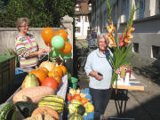 11. Jahre Bauernmarkt Littenweiler: Frau Fünfgeld verschenkt Gladiolen am 29.9.2007