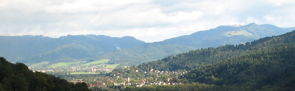Tele-Blick vom Münsterturm ganz oben nach Osten zu Kirchzarten und Hinterwaldkopf am 18.9.2007 um 17.30 Uhr