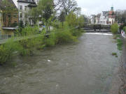 Hochwasser: Blick nach Westen zur Schwabentorbrcke am 24.4.2008