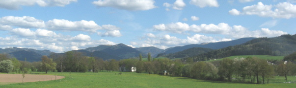 Blick nach Osten übers Ebneter Wasserwerk zu Tote Mann, Feldberg, Hinterwaldkopf und Nessellache (von rechts) am 30.4.2008