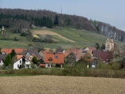 Blick nach Osten über Tannenkirch zum Erzberg mit Kriegerdenkmal (links) am 17.4.2008