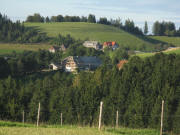 Tele-Blick von den Schweighöfen nach Norden zu Neuhäusle und Pfisterhof (vorne) am 25.8.2008
