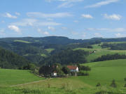 Tele-Blick nach Osten ber den Kussenhof und das Wagensteigtal zur Steig am 18.8.2008