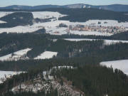 Tele-Blick vom Oberen Fahrenberg beim Beckenhof am 16.12.2008 nach Norden auf St. Märgen und Kapfenberg