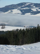 Tele-Blick vom Oberen Fahrenberg beim Bläsibauernhof am 16.12.2008 nach Norden über Spirzen bis zum Kandel 