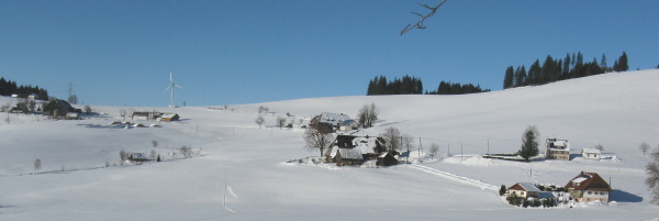 Blick nach Westem über Breitnau-Hinterdorf zum Hohwart (rechts) am 16.12.2008